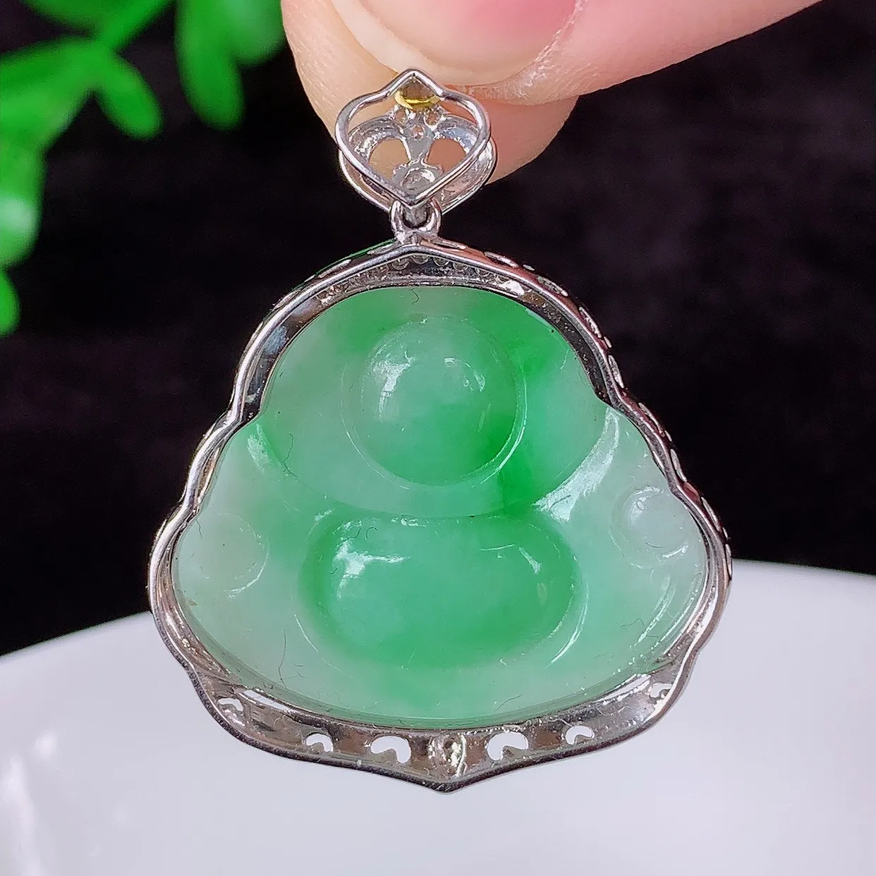 自然光实拍，18K金镶嵌冰糯种飘阳绿翡翠佛公吊坠，冰透饱满， 佛公亦保平安，寓意有福（佛公）相伴，品相佳，配戴优雅迷人！#35.26整体31*25*7.5*裸石19.5*23.5*