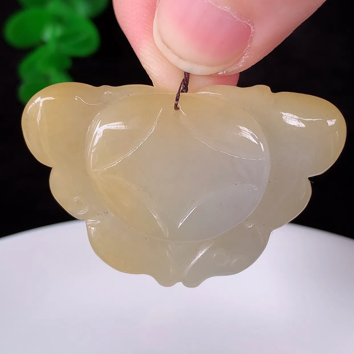自然光实拍 冰润冰糯种黄翡翡翠蝴蝶吊坠，种老水足，翠色灵动，寓意美好 佩戴时尚出众！#57.26