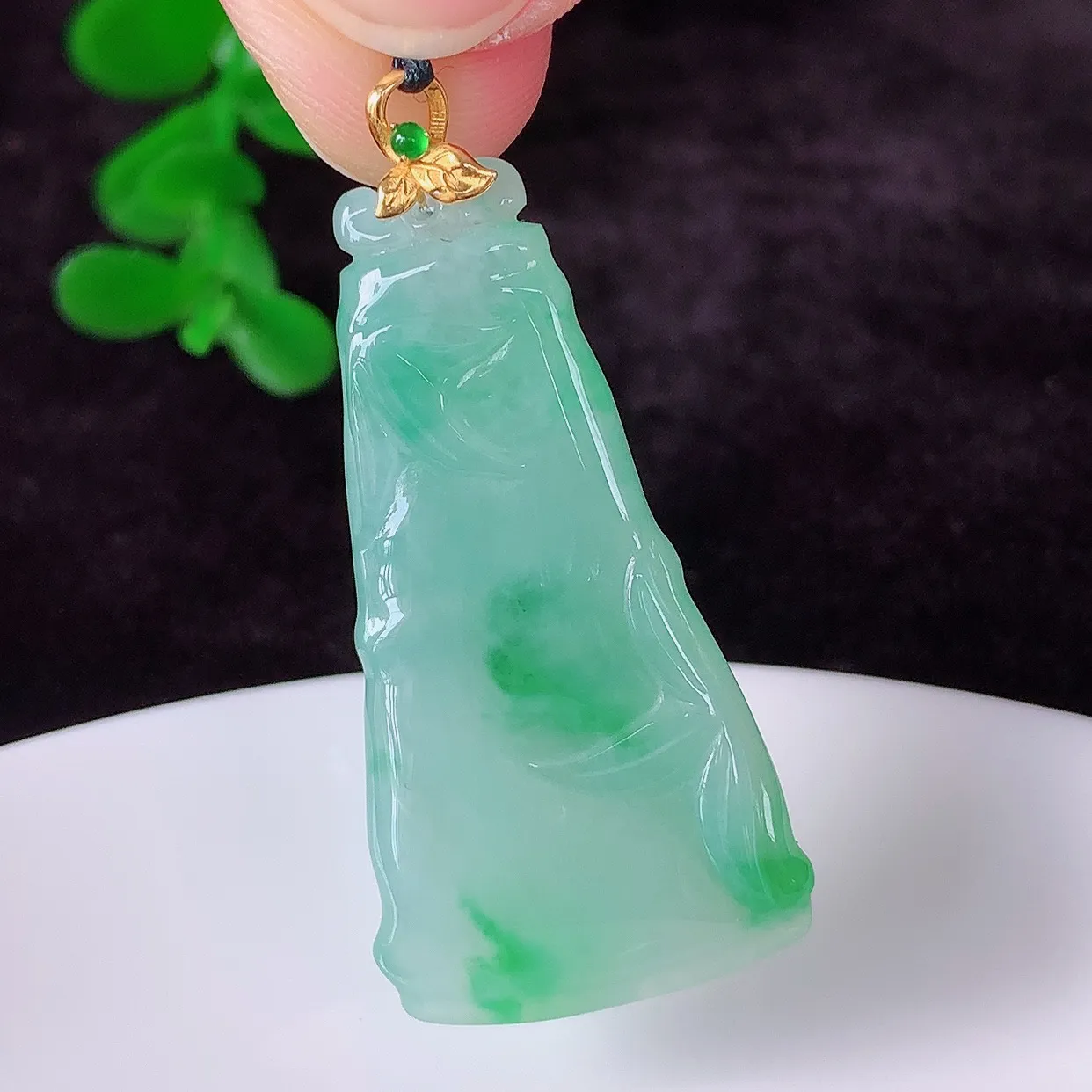 自然光实拍，18K金镶嵌冰润冰糯种飘阳绿翡翠节节高竹节玉坠，款式时尚大方，竹节寓意好，佩戴事业，学业节节高升！#00.26整体40.5*裸石36.5*19*5