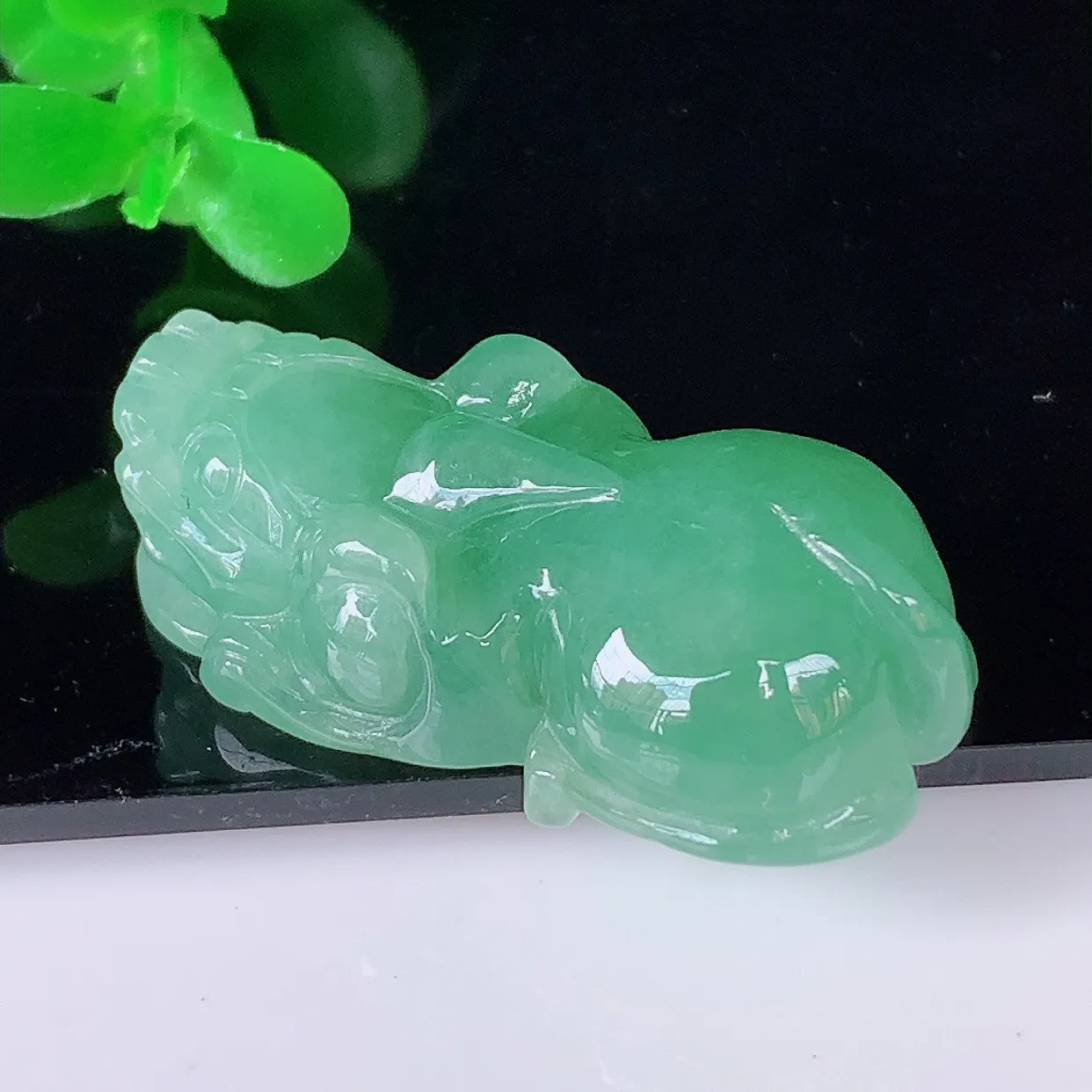 自然光实拍，冰润冰糯种满绿翡翠招财貔貅吊坠，民间有“一摸貔貅运程旺盛，再摸貔貅财运滚滚，三摸貔貅平步青云 ”的美好祝愿。#57.26