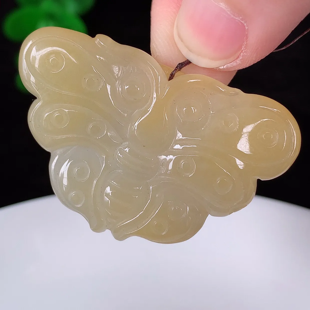 自然光实拍 冰润冰糯种黄翡翡翠蝴蝶吊坠，种老水足，翠色灵动，寓意美好 佩戴时尚出众！#57.26