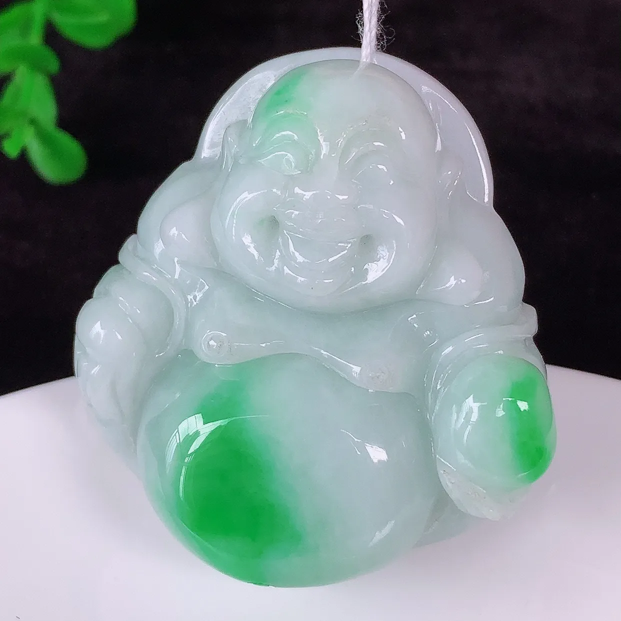 自然光实拍，大件厚装冰润冰糯种飘阳绿翡翠佛公吊坠，饱满  佛公亦保平安，寓意有福（佛公）相伴，配戴优雅迷人！#46.26