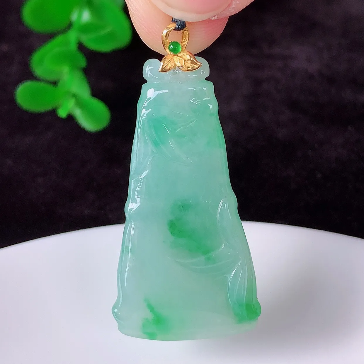 自然光实拍，18K金镶嵌冰润冰糯种飘阳绿翡翠节节高竹节玉坠，款式时尚大方，竹节寓意好，佩戴事业，学业节节高升！#00.26整体40.5*裸石36.5*19*5