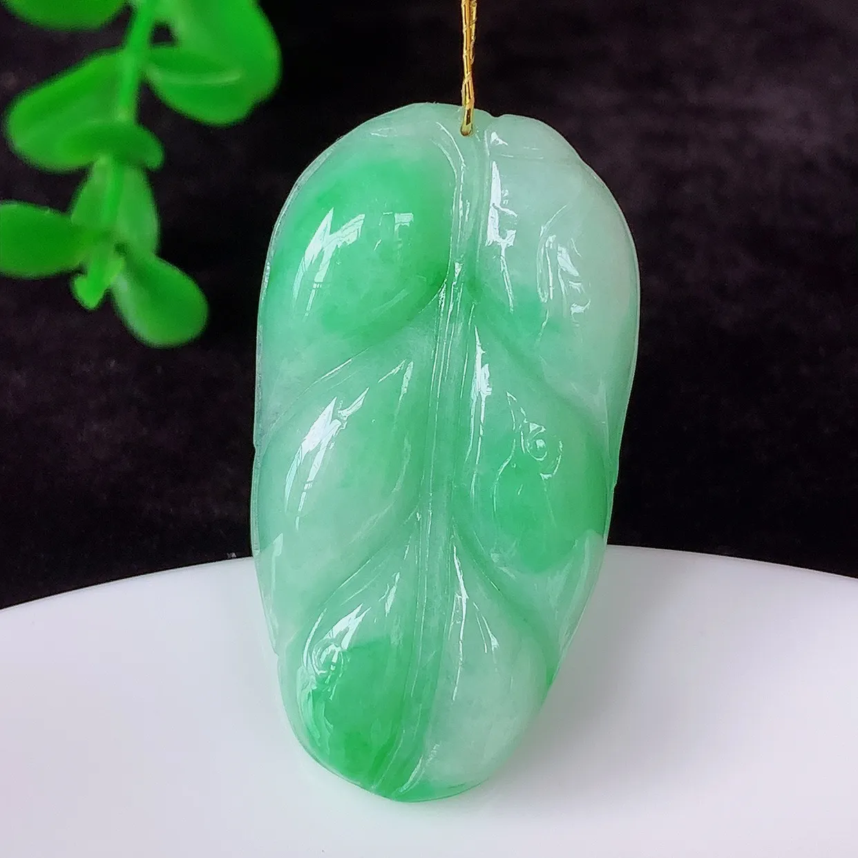 自然光实拍 冰润冰糯种飘阳绿翡翠事业有成叶子吊坠，莹润且起胶，叶子清秀优雅，佩戴大业有成！#35.26