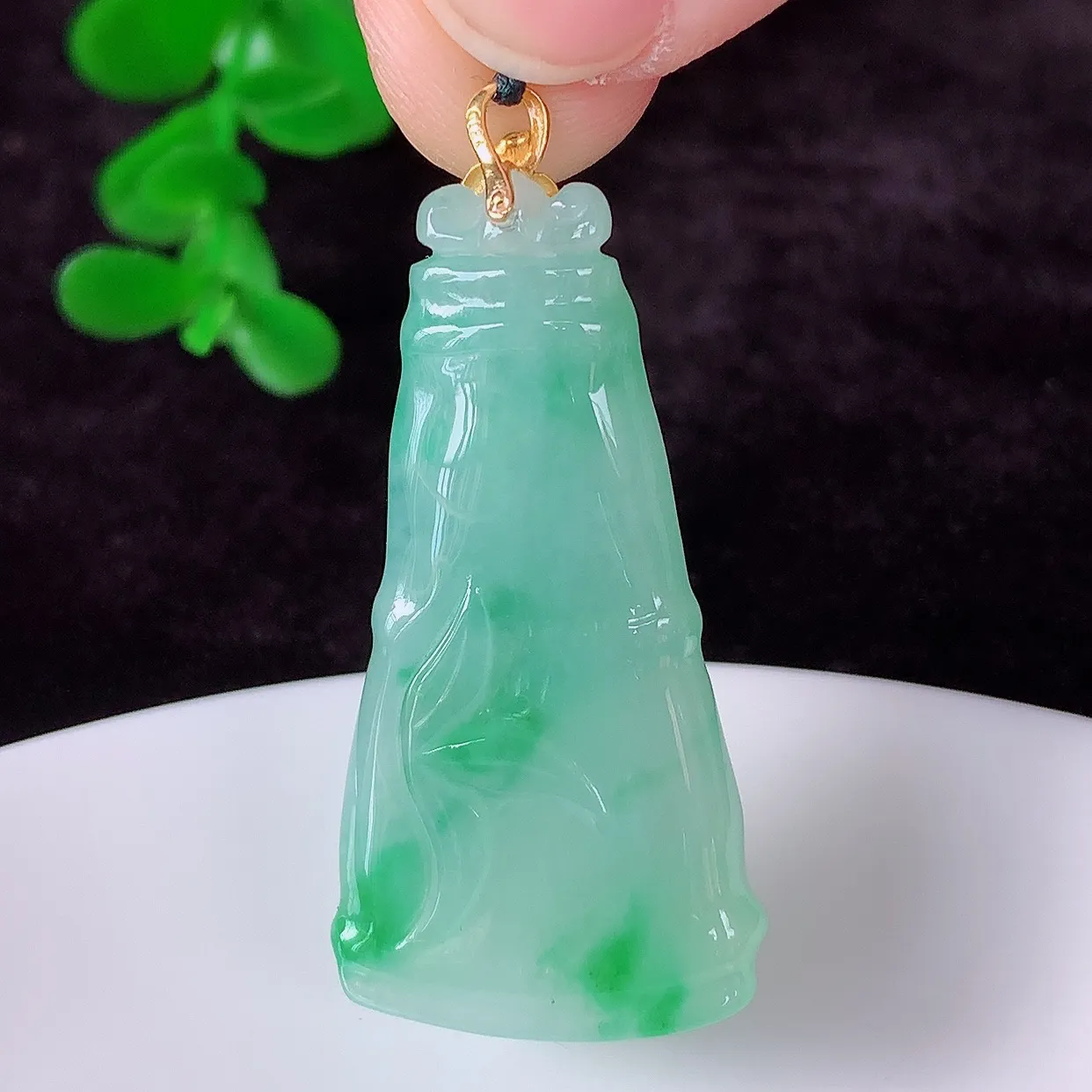 自然光实拍，18K金镶嵌冰润冰糯种飘阳绿翡翠节节高竹节玉坠，款式时尚大方，竹节寓意好，佩戴事业，学业节节高升！#00.26整体40.5*裸石36.5*19*5