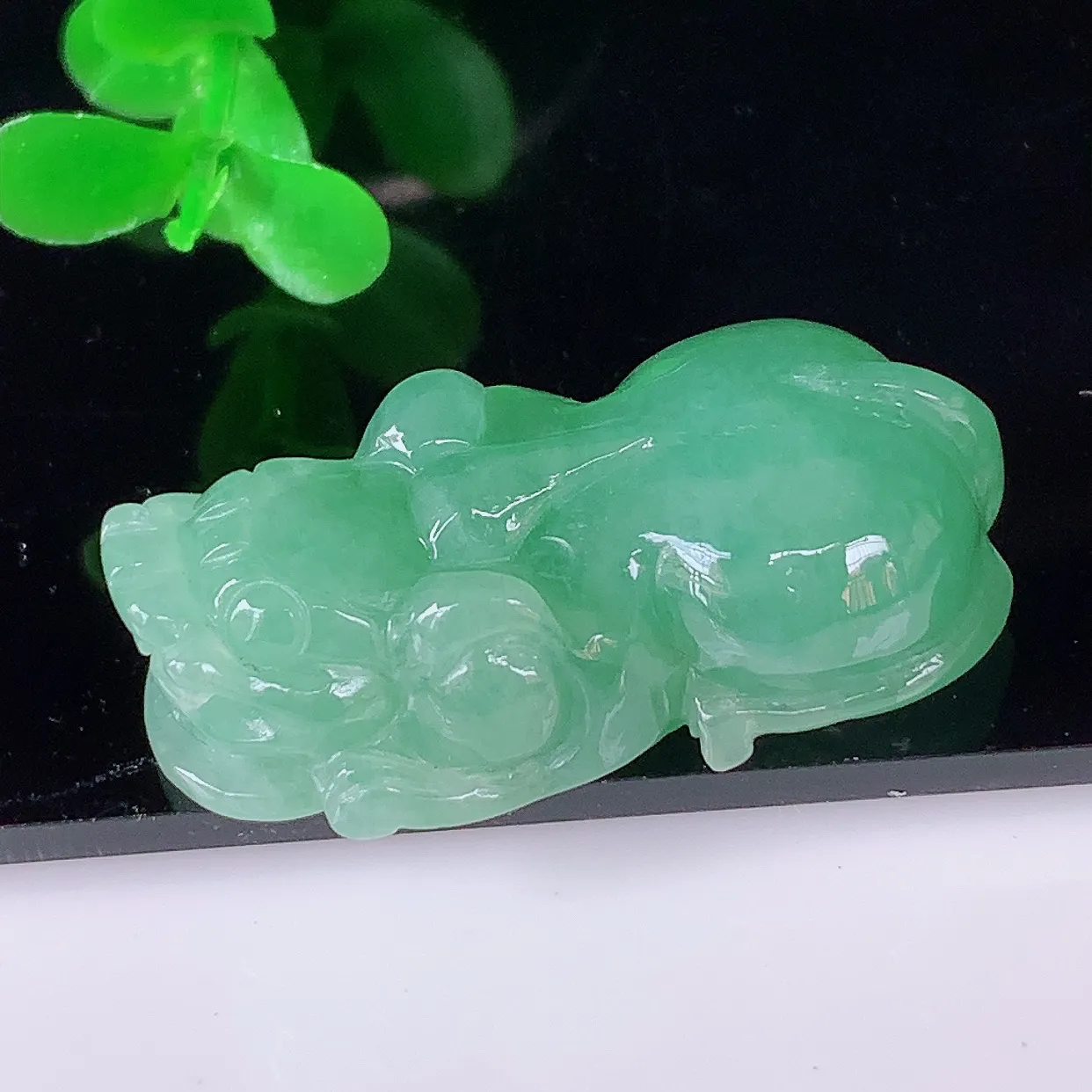 自然光实拍，冰润冰糯种满绿翡翠招财貔貅吊坠，民间有“一摸貔貅运程旺盛，再摸貔貅财运滚滚，三摸貔貅平步青云 ”的美好祝愿。#57.26