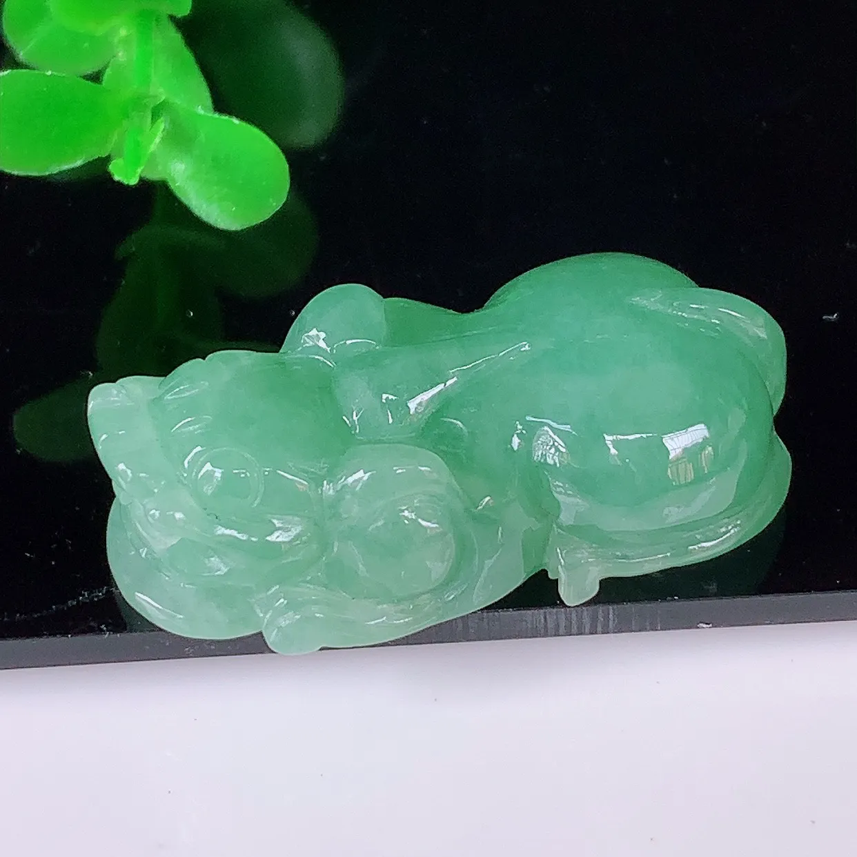 自然光实拍，冰润冰糯种满绿翡翠招财貔貅吊坠，民间有“一摸貔貅运程旺盛，再摸貔貅财运滚滚，三摸貔貅平步