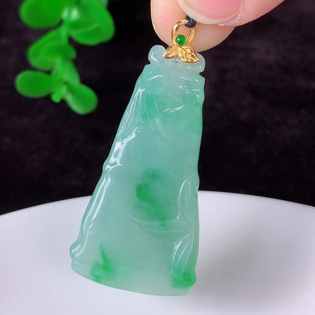 自然光实拍，18K金镶嵌冰润冰糯种飘阳绿翡翠节节高竹节玉坠，款式时尚大方，竹节寓意好，佩戴事业，学业节节高升！#00.26整体40.5*裸石36.5*19*5
