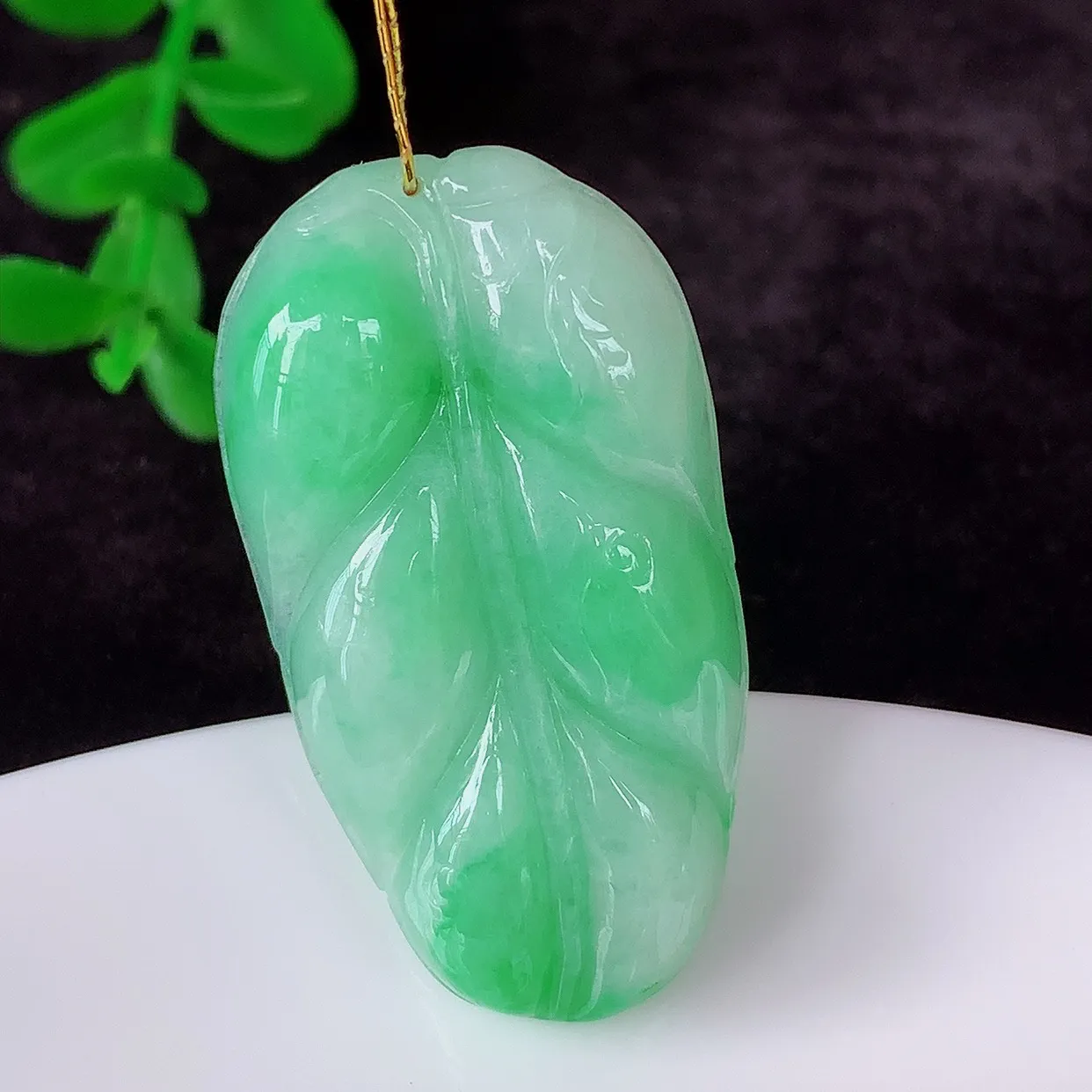 自然光实拍 冰润冰糯种飘阳绿翡翠事业有成叶子吊坠，莹润且起胶，叶子清秀优雅，佩戴大业有成！#35.26