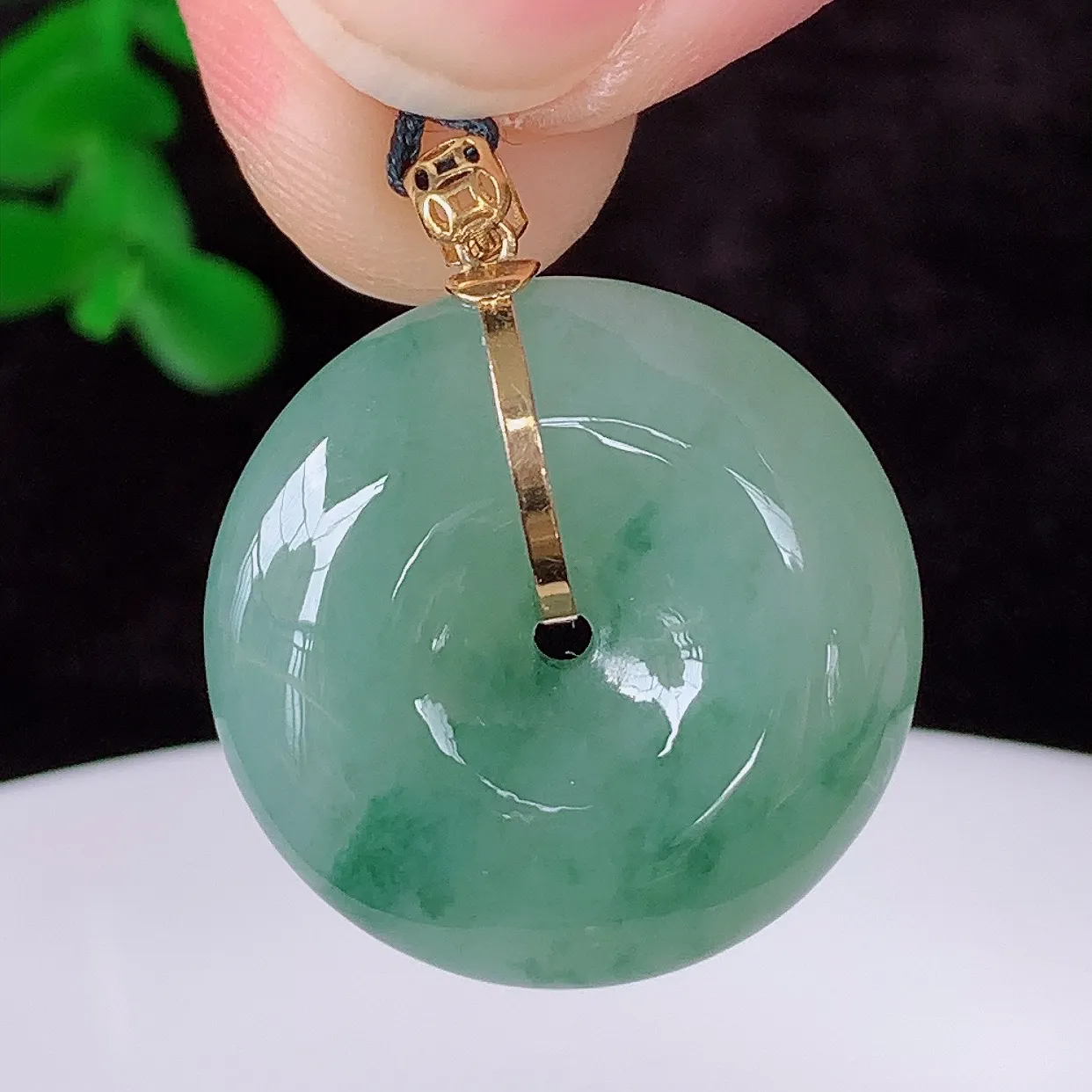 自然光实拍，18K金镶嵌水润冰糯种飘花翡翠平安扣吊坠，翡翠平安扣，冰润光泽，寓意平平安安，平安扣佩戴时尚漂亮！#46.26