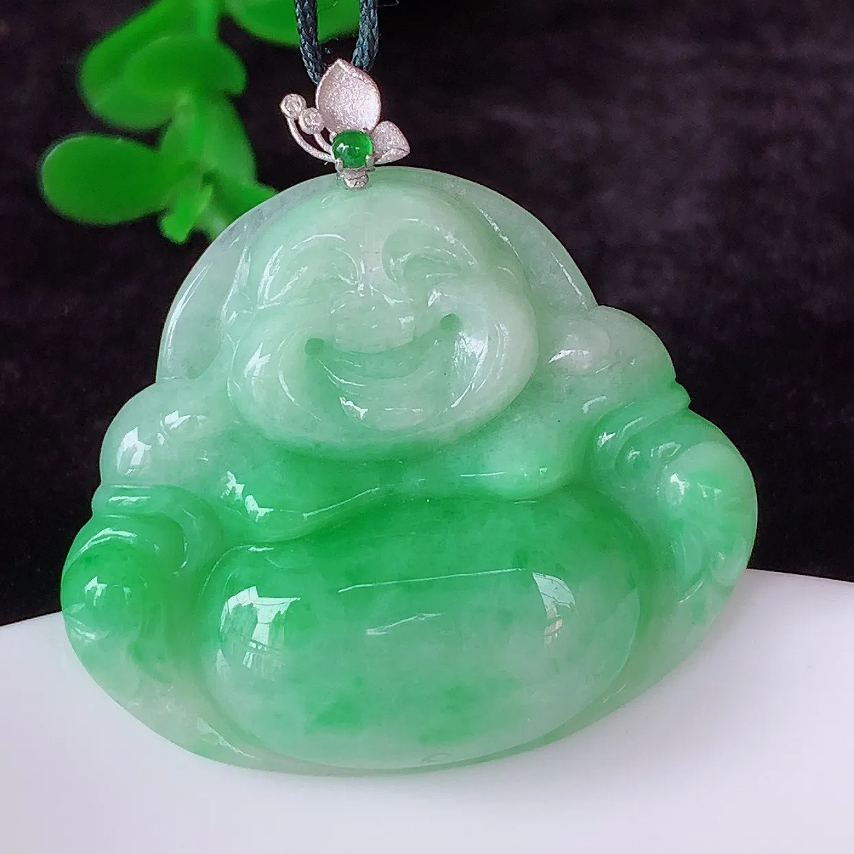 自然光实拍，18K金镶嵌冰糯种飘阳绿翡翠佛公吊坠，冰透饱满， 佛公亦保平安，寓意有福（佛公）相伴，品相佳，配戴优雅迷人！#00.26整体33.5*裸石28*32.5*5.5