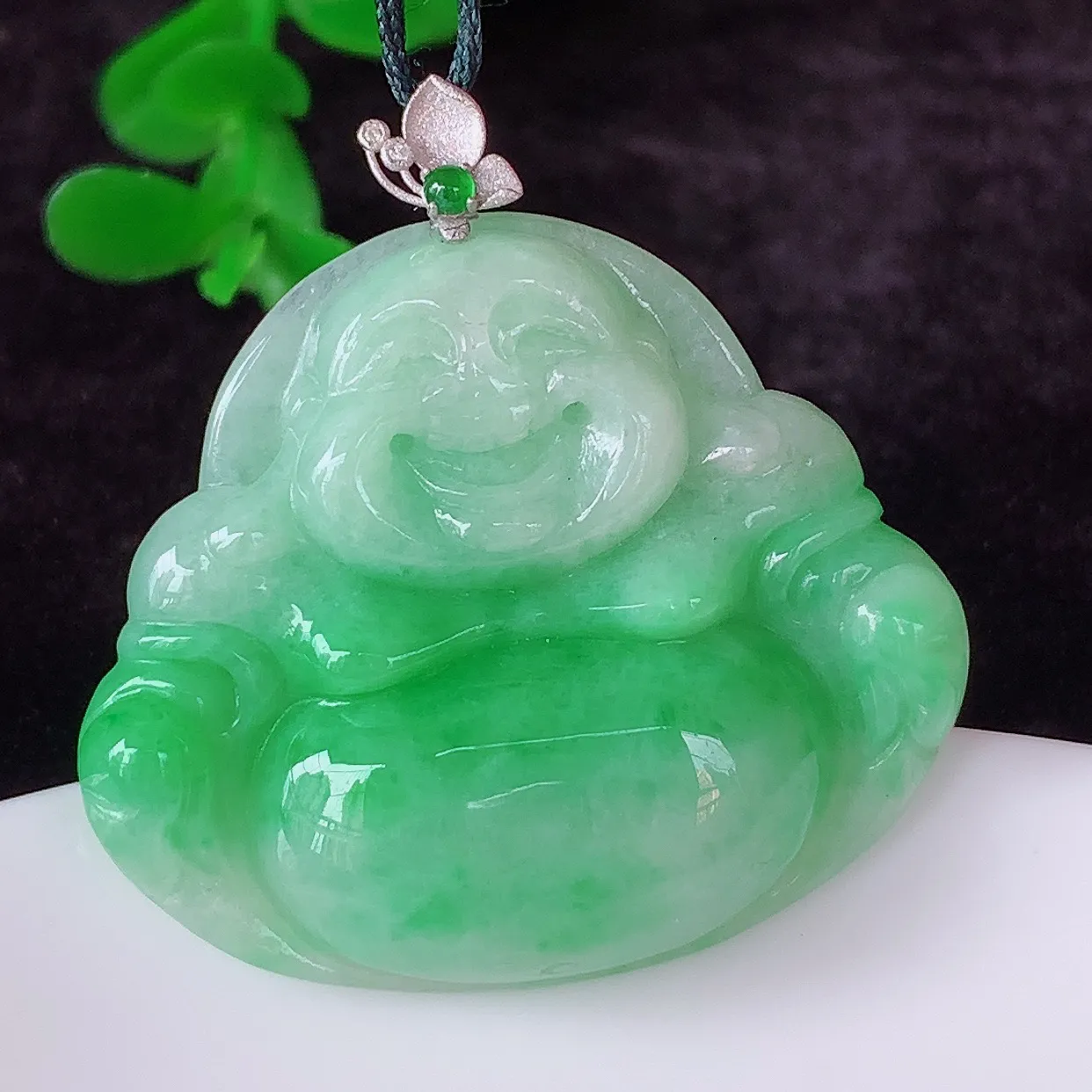 自然光实拍，18K金镶嵌冰糯种飘阳绿翡翠佛公吊坠，冰透饱满， 佛公亦保平安，寓意有福（佛公）相伴，品相佳，配戴优雅迷人！#00.26整体33.5*裸石28*32.5*5.5