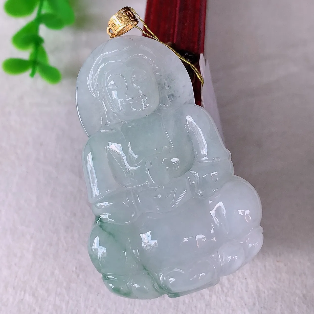 自然光实拍，18K金镶嵌冰飘花翡翠观音吊坠，赐福翡翠观音，翠色迷人，观音面相端庄，佩戴时尚出众！#35.26整体56.5*裸石49.8*32.6*5.8