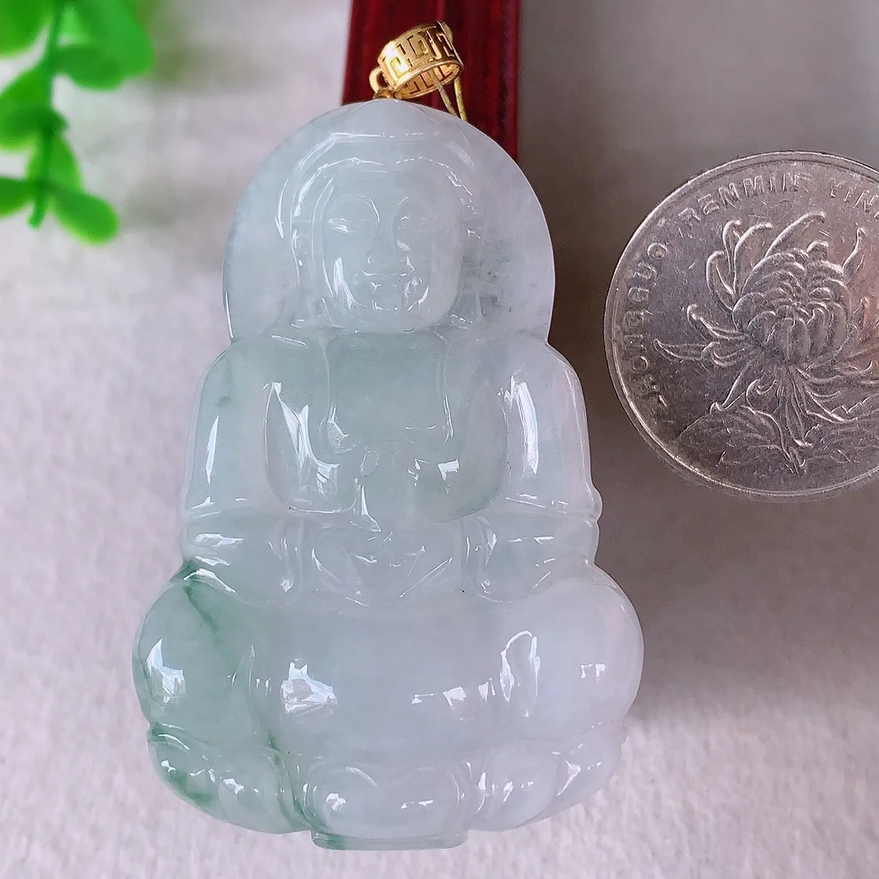 自然光实拍，18K金镶嵌冰飘花翡翠观音吊坠，赐福翡翠观音，翠色迷人，观音面相端庄，佩戴时尚出众！#35.26整体56.5*裸石49.8*32.6*5.8