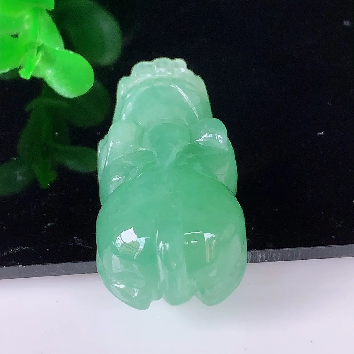 自然光实拍，冰润冰糯种满绿翡翠招财貔貅吊坠，民间有“一摸貔貅运程旺盛，再摸貔貅财运滚滚，三摸貔貅平步青云 ”的美好祝愿。#57.26