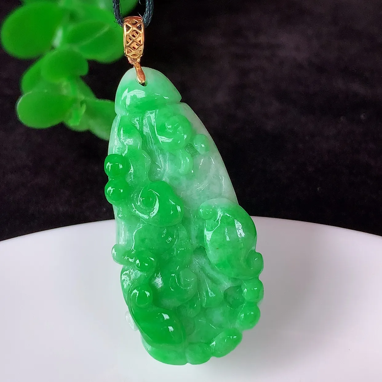 自然光实拍，18K金镶嵌冰润冰糯种辣阳绿翡翠招百财白菜吊坠，百财聚来，财源滚滚，色泽鲜艳，精工水润的白菜，性价比高！#1.26整体41.5*裸石35.5*17.5*10.5