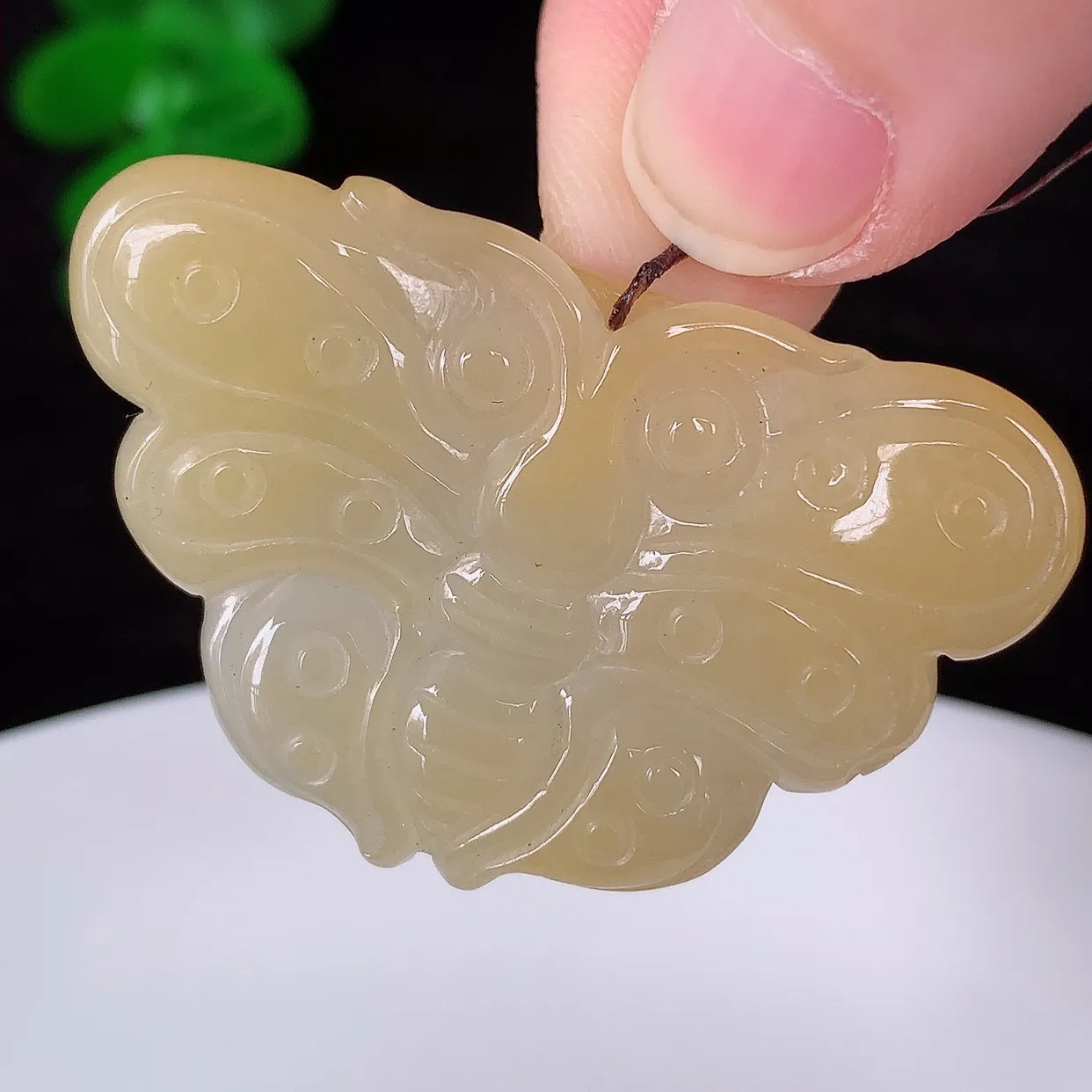 自然光实拍 冰润冰糯种黄翡翡翠蝴蝶吊坠，种老水足，翠色灵动，寓意美好 佩戴时尚出众！#57.26