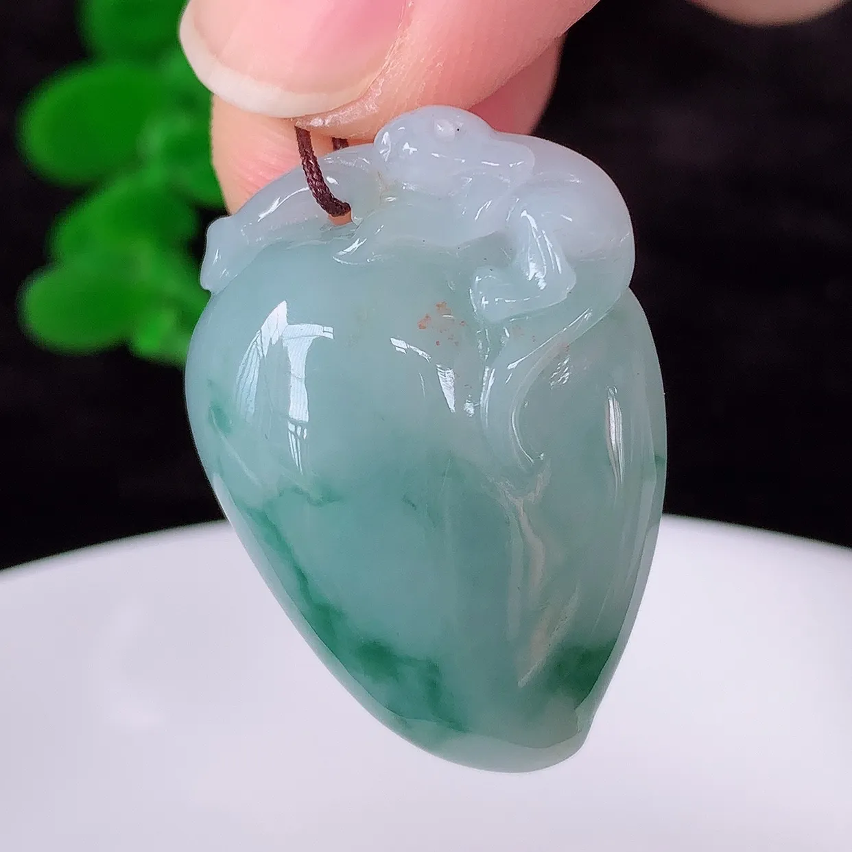 自然光实拍，冰润冰糯种飘花翡翠招财福瓜吊坠，翡翠福瓜招财瓜，冰润且起胶感，佩戴效果优雅迷人！#57.26