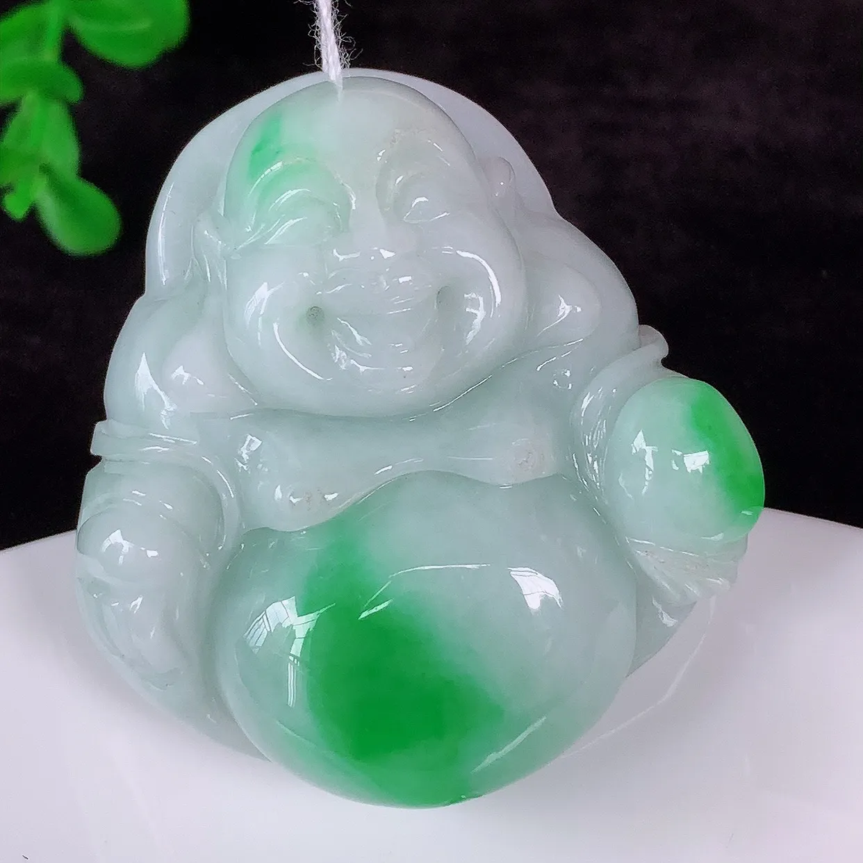 自然光实拍，大件厚装冰润冰糯种飘阳绿翡翠佛公吊坠，饱满  佛公亦保平安，寓意有福（佛公）相伴，配戴优雅迷人！#46.26
