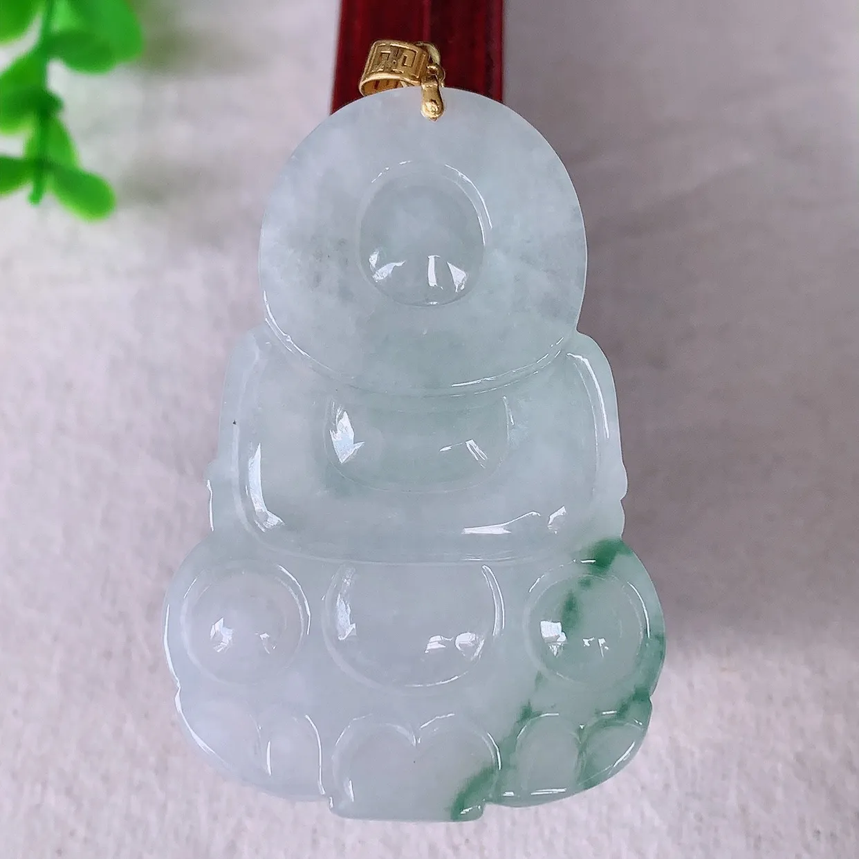 自然光实拍，18K金镶嵌冰飘花翡翠观音吊坠，赐福翡翠观音，翠色迷人，观音面相端庄，佩戴时尚出众！#35.26整体56.5*裸石49.8*32.6*5.8