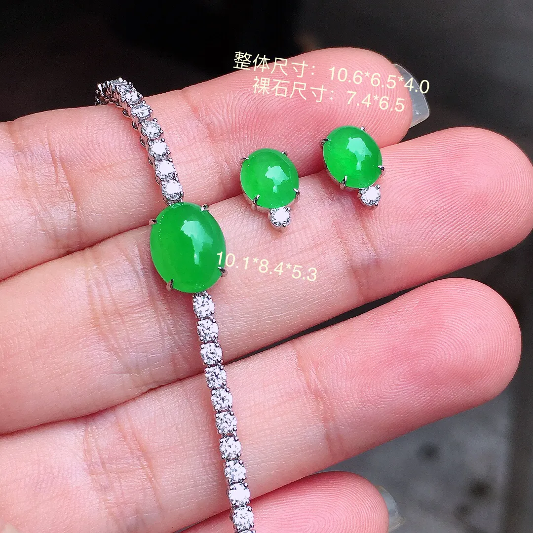 阳绿蛋面套装（手链+耳钉），色泽均匀艳丽，玉质细腻，荧光感超
强，饱满圆润，气质满满。18k
金豪华镶嵌
