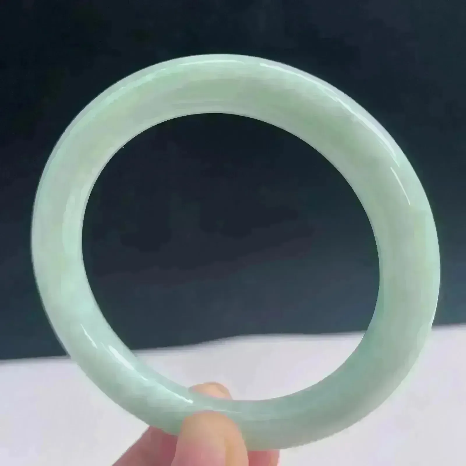 56圈飘绿玉镯A货苹果绿好种色手镯 44.93g