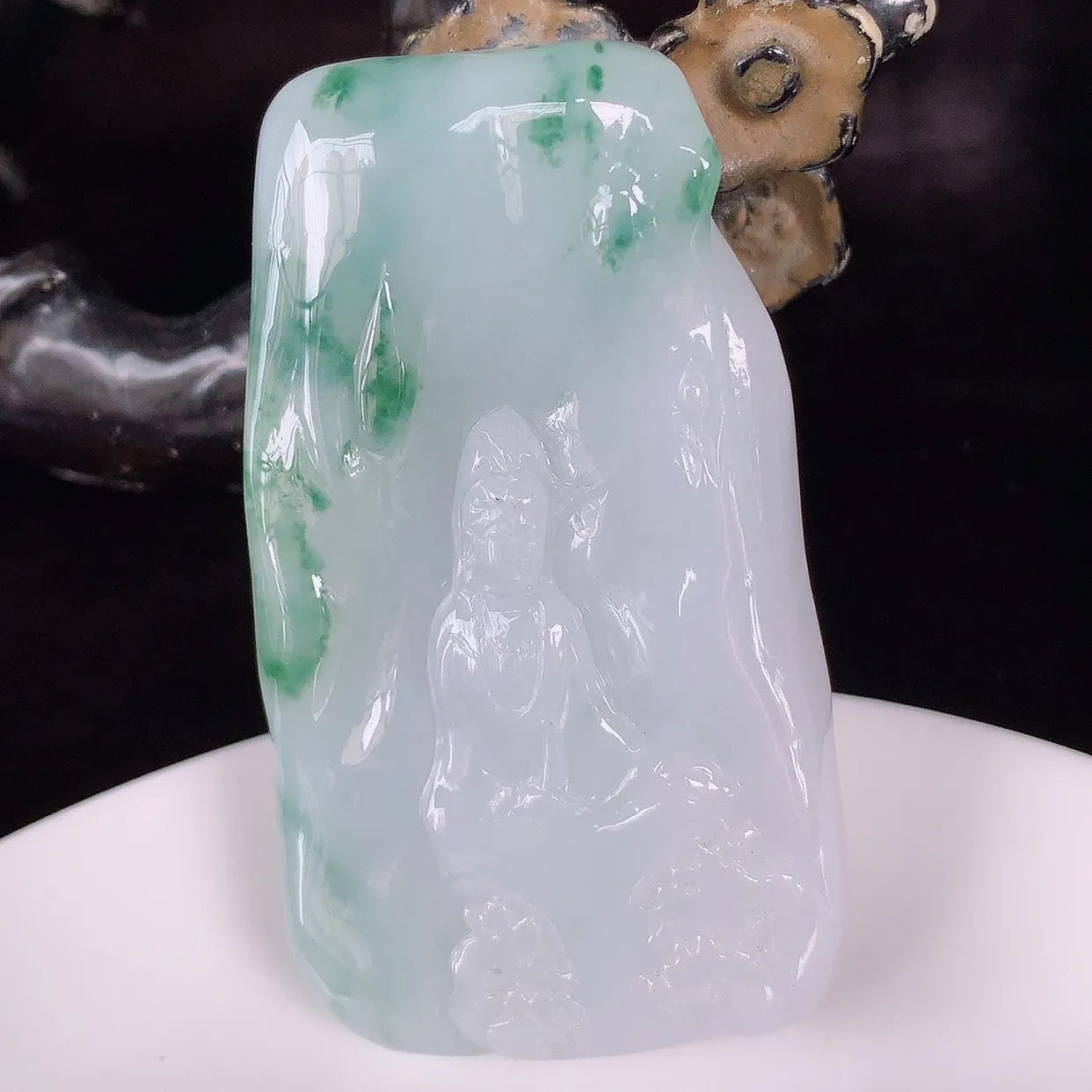 自然光实拍，大件冰润冰糯种飘花翡翠观音吊坠，赐福翡翠观音，翠色迷人，观音面相端庄，佩戴时尚出众！#46.26