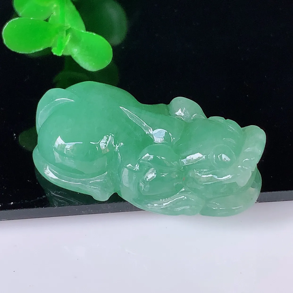 自然光实拍，冰润冰糯种满绿翡翠招财貔貅吊坠，民间有“一摸貔貅运程旺盛，再摸貔貅财运滚滚，三摸貔貅平步青云 ”的美好祝愿。#57.26