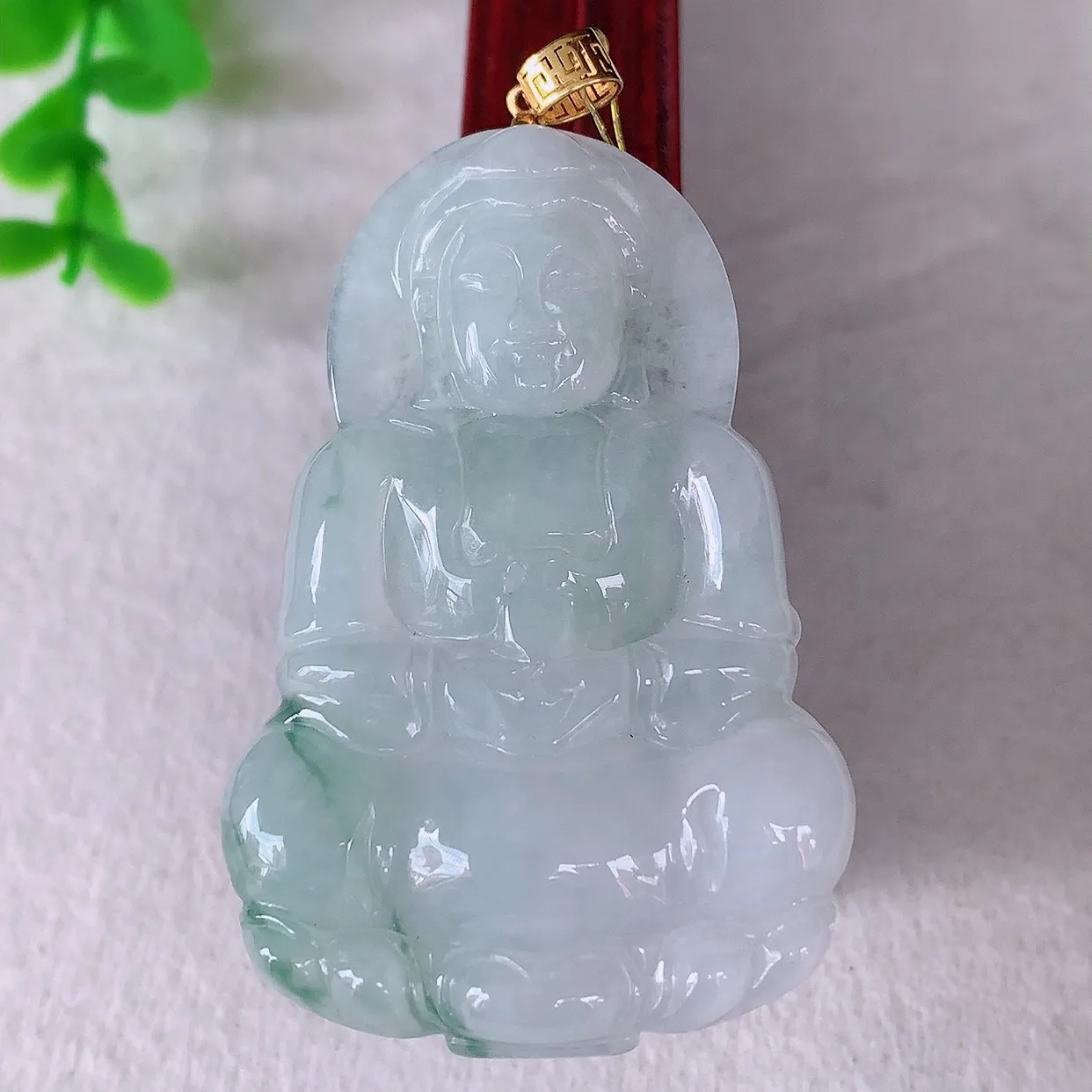 自然光实拍，18K金镶嵌冰飘花翡翠观音吊坠，赐福翡翠观音，翠色迷人，观音面相端庄，佩戴时尚出众！#3