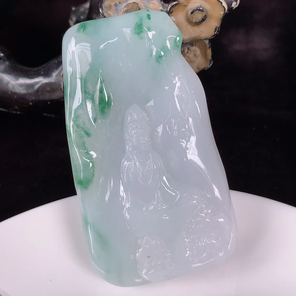 自然光实拍，大件冰润冰糯种飘花翡翠观音吊坠，赐福翡翠观音，翠色迷人，观音面相端庄，佩戴时尚出众！#46.26