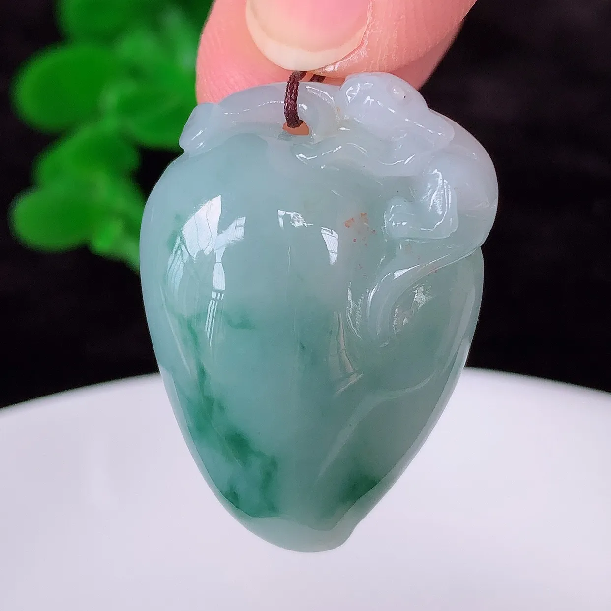 自然光实拍，冰润冰糯种飘花翡翠招财福瓜吊坠，翡翠福瓜招财瓜，冰润且起胶感，佩戴效果优雅迷人！#57.26