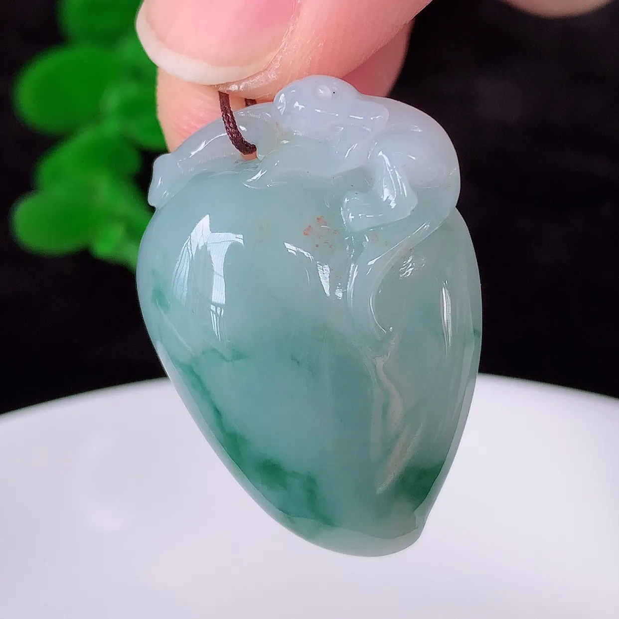 自然光实拍，冰润冰糯种飘花翡翠招财福瓜吊坠，翡翠福瓜招财瓜，冰润且起胶感，佩戴效果优雅迷人！#57.26