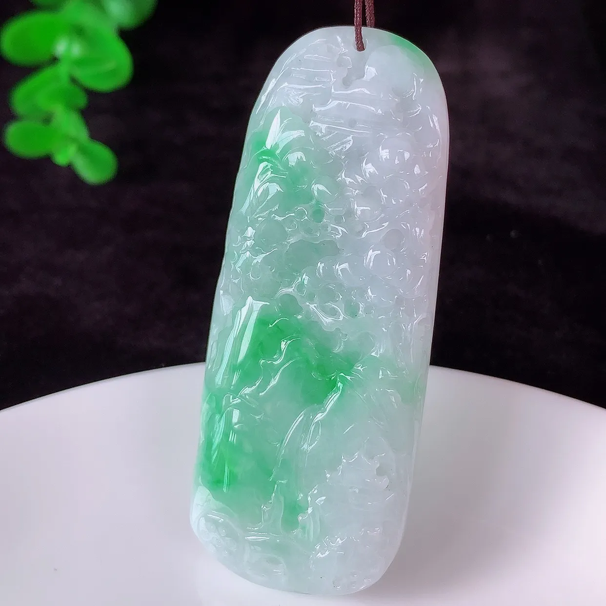 自然光实拍，冰润冰糯种飘阳绿翡翠山水牌吊坠，翡翠山水，立体生动形象，山水素材布局合理，意境感佳，佩戴上身效果更高贵 #00.26
