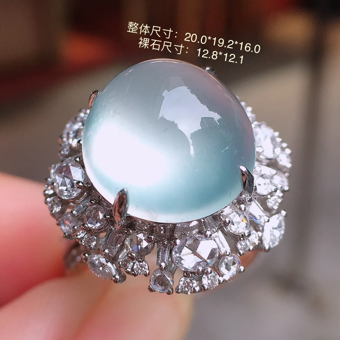 冰种蛋面戒指，玉质细腻，荧光感超
强，饱满圆润，气质满满。18k
金豪华镶嵌