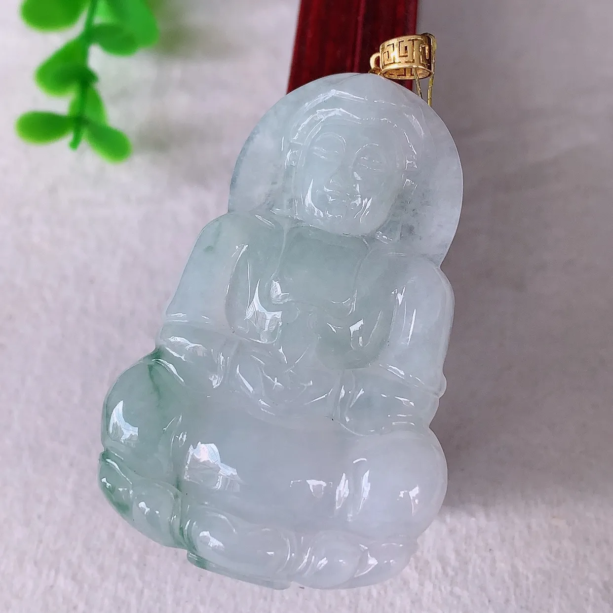 自然光实拍，18K金镶嵌冰飘花翡翠观音吊坠，赐福翡翠观音，翠色迷人，观音面相端庄，佩戴时尚出众！#35.26整体56.5*裸石49.8*32.6*5.8