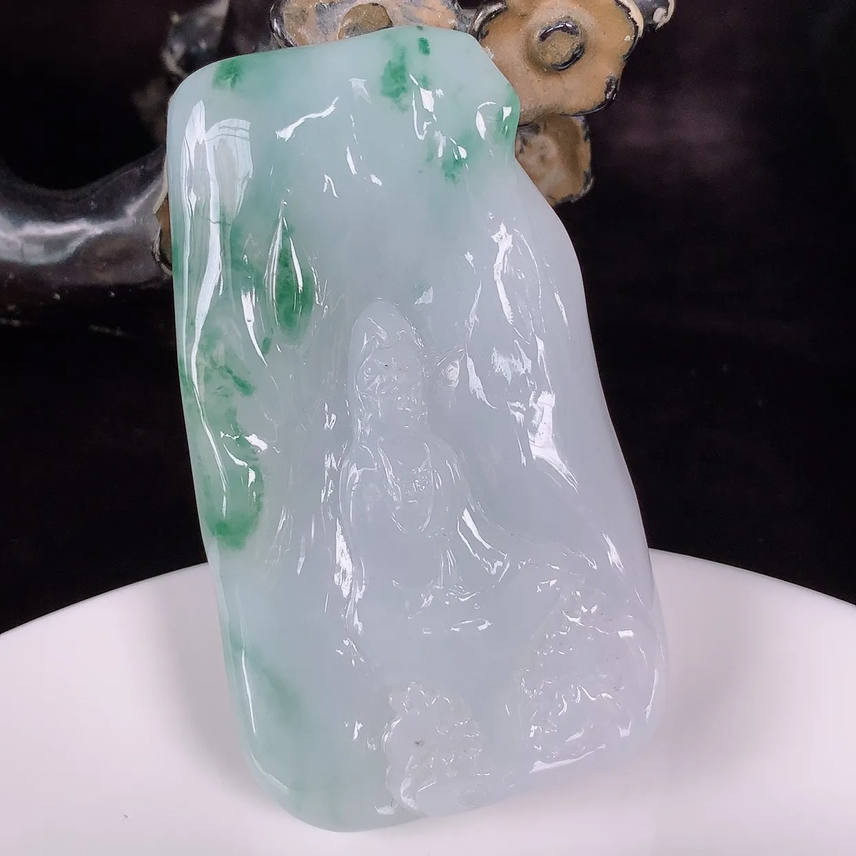 自然光实拍，大件冰润冰糯种飘花翡翠观音吊坠，赐福翡翠观音，翠色迷人，观音面相端庄，佩戴时尚出众！#46.26