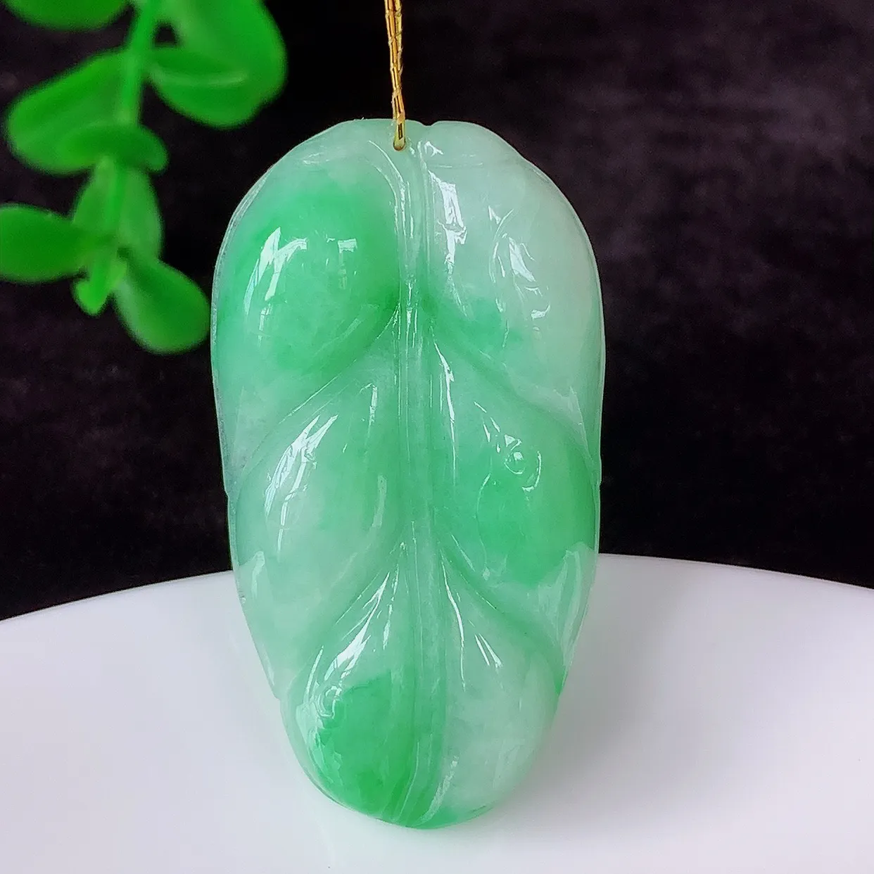 自然光实拍 冰润冰糯种飘阳绿翡翠事业有成叶子吊坠，莹润且起胶，叶子清秀优雅，佩戴大业有成！#35.2