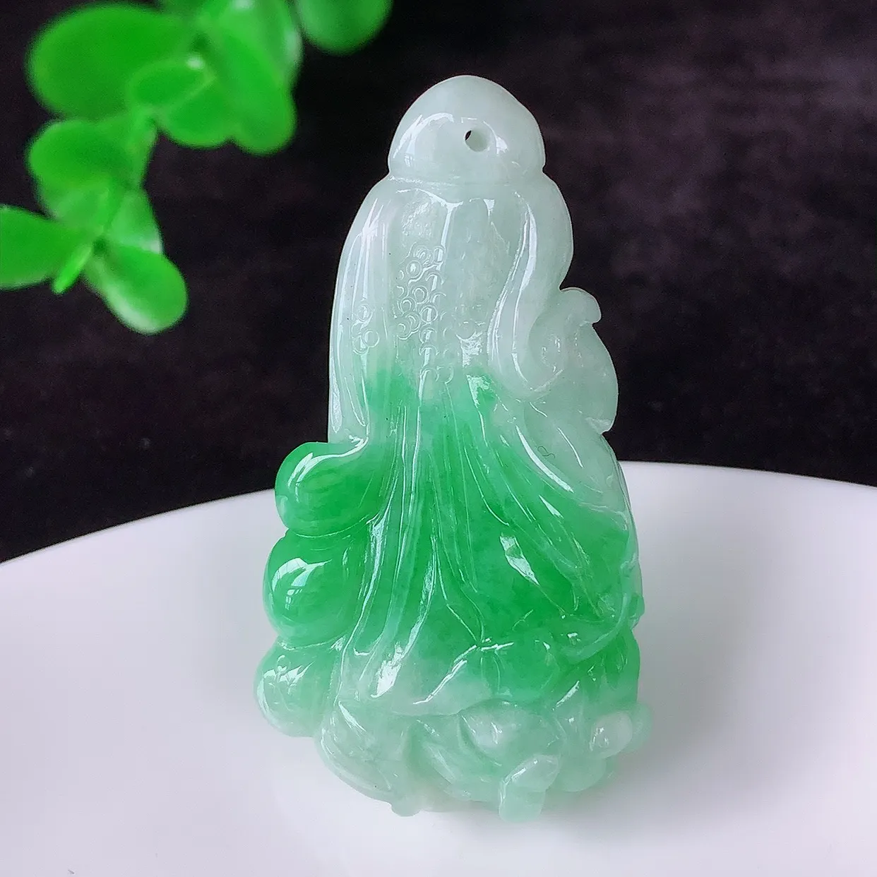 自然光实拍 冰润冰糯种飘阳绿翡翠招百财白菜吊坠，百财聚来，财源滚滚，色泽鲜艳，精工水润的白菜，性价比