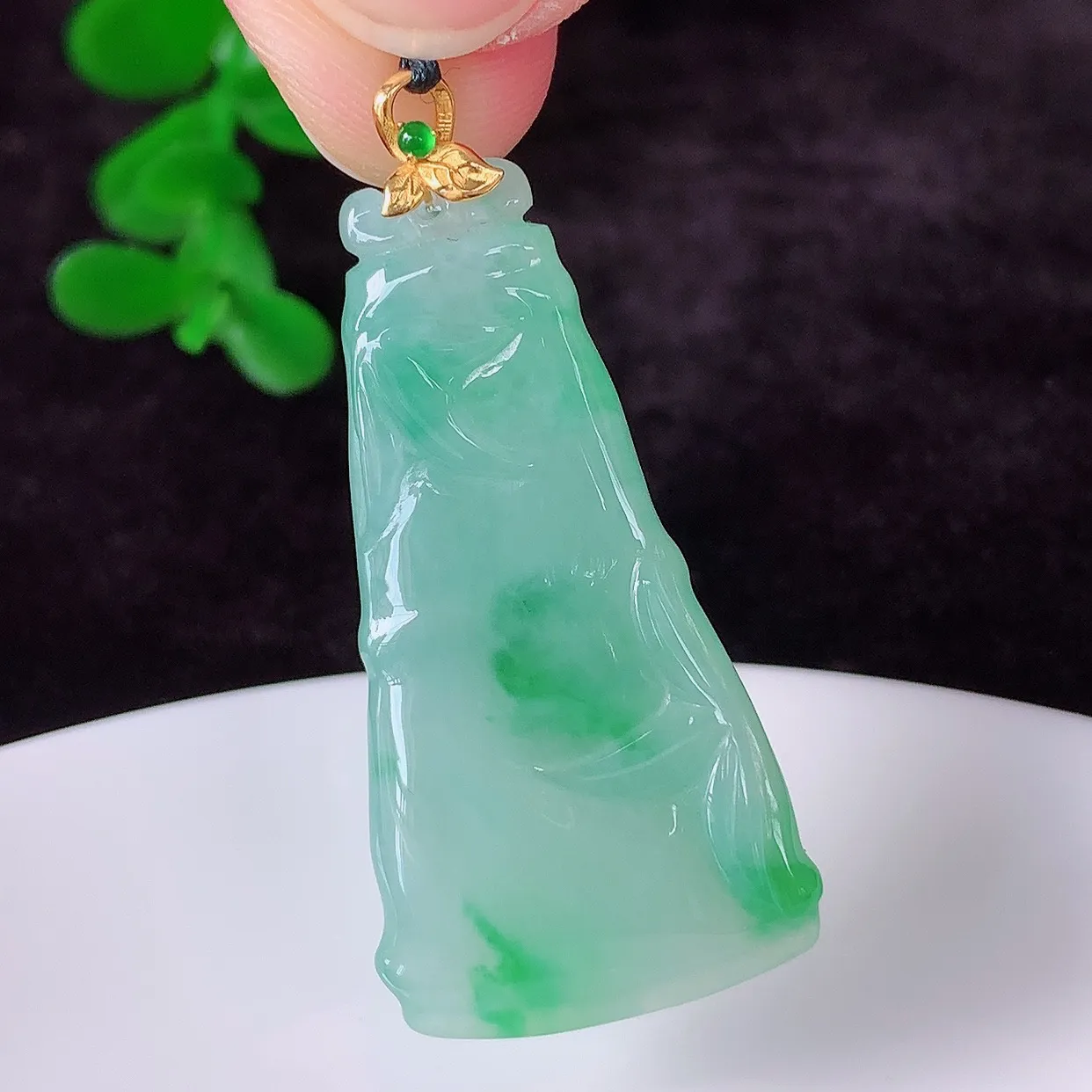 自然光实拍，18K金镶嵌冰润冰糯种飘阳绿翡翠节节高竹节玉坠，款式时尚大方，竹节寓意好，佩戴事业，学业节节高升！#00.26整体40.5*裸石36.5*19*5