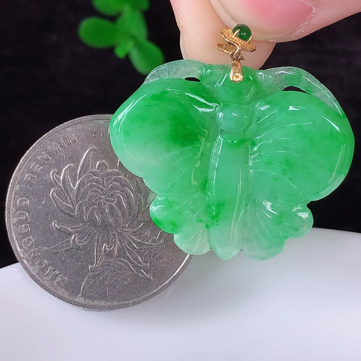 自然光实拍，18k金镶嵌冰糯种飘阳绿翡翠蝴蝶吊坠，沁人心脾，精致典雅的设计，为佩戴者，增添色彩，送礼自留都是佳品选择！#55.26整体29.6*裸石24.5*29.5*3