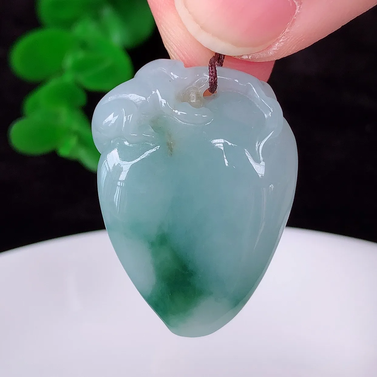 自然光实拍，冰润冰糯种飘花翡翠招财福瓜吊坠，翡翠福瓜招财瓜，冰润且起胶感，佩戴效果优雅迷人！#57.26