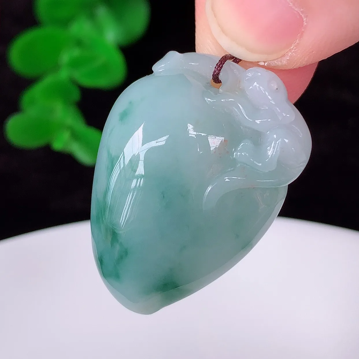 自然光实拍，冰润冰糯种飘花翡翠招财福瓜吊坠，翡翠福瓜招财瓜，冰润且起胶感，佩戴效果优雅迷人！#57.26