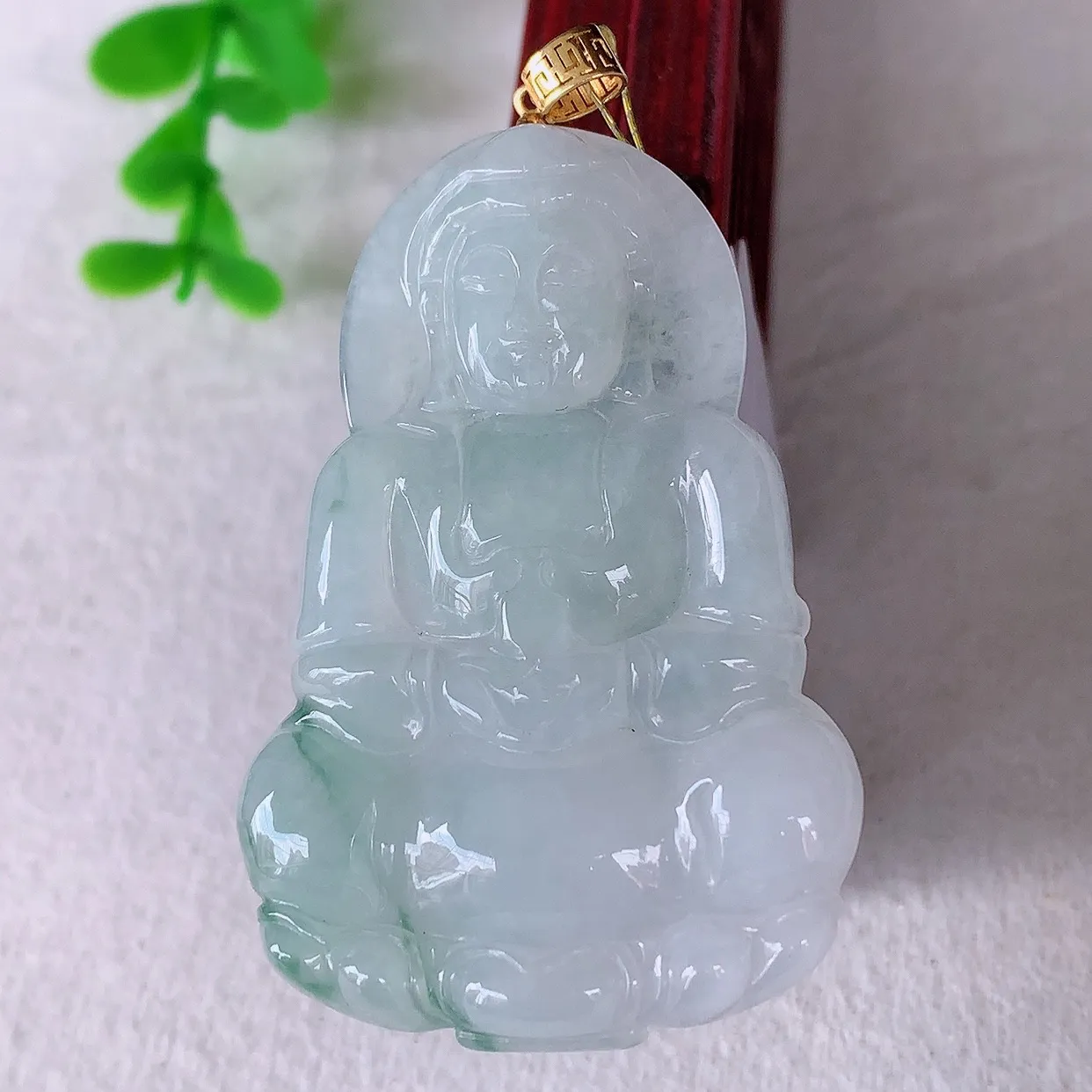 自然光实拍，18K金镶嵌冰飘花翡翠观音吊坠，赐福翡翠观音，翠色迷人，观音面相端庄，佩戴时尚出众！#35.26整体56.5*裸石49.8*32.6*5.8