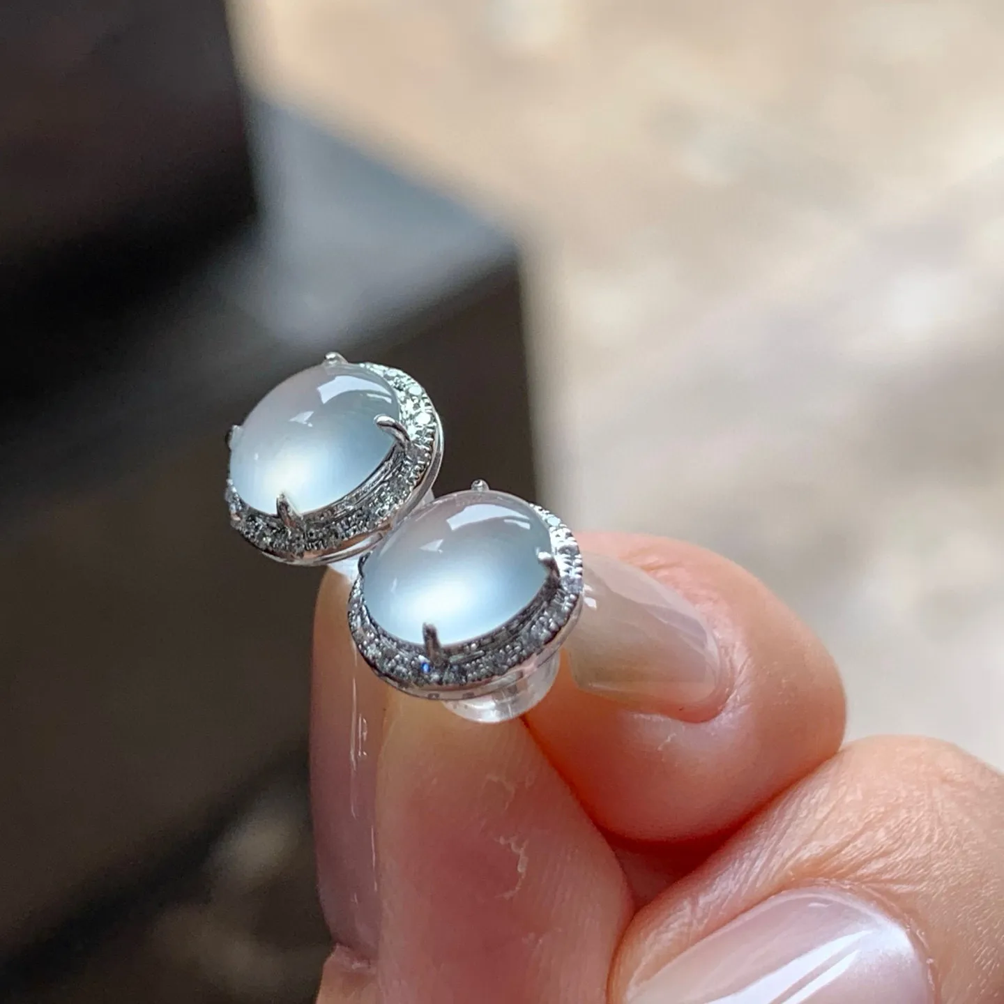 冰种蛋面耳钉
真金镶嵌 精致