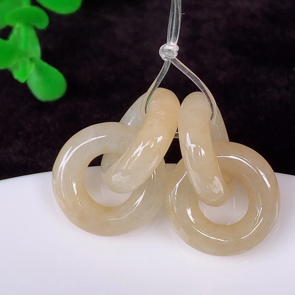 自然光实拍，冰润冰糯种黄翡一对环环相扣翡翠，翠色灵动，玉质细腻，颜色漂亮，品相佳，佩戴佳品！配银线 #49.26