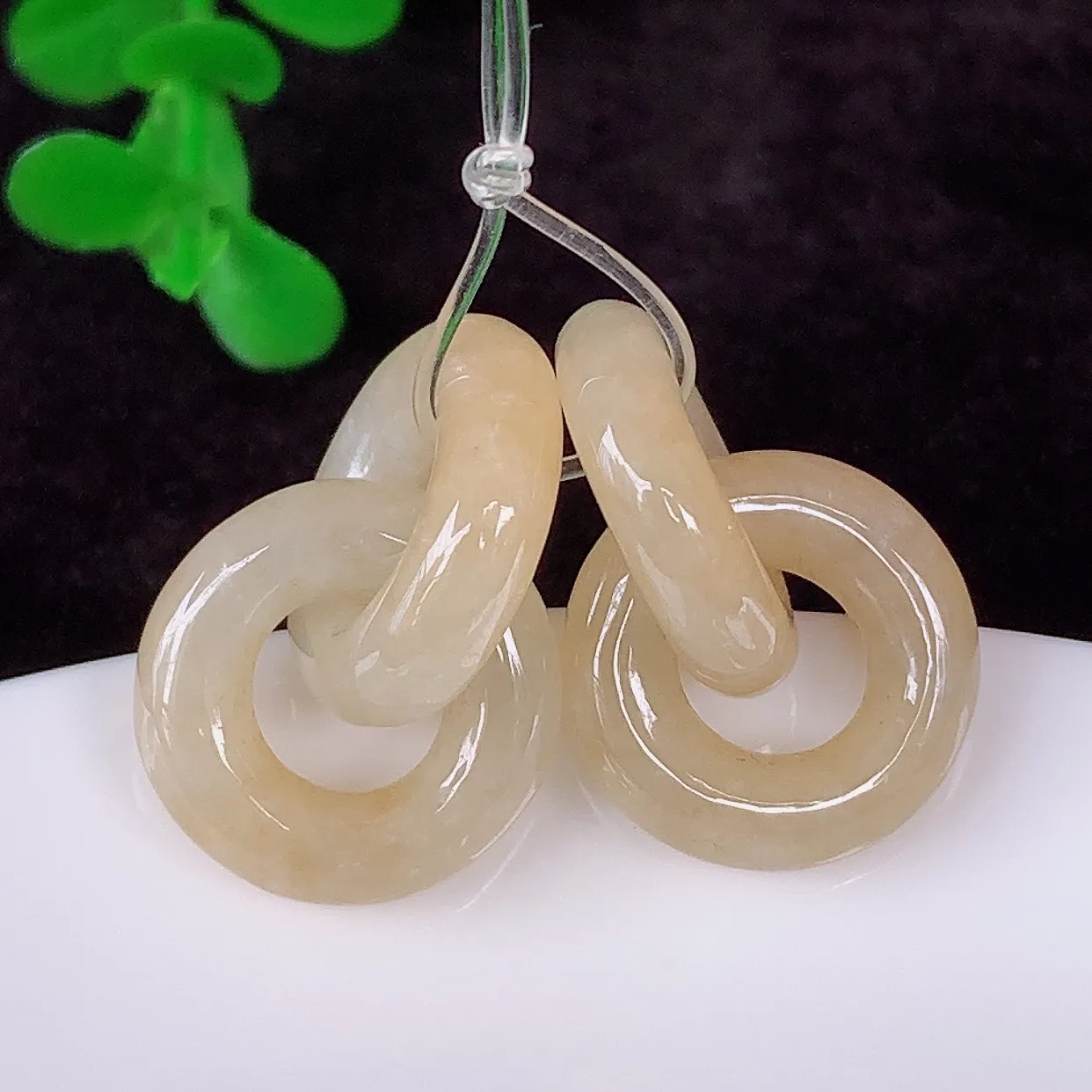 自然光实拍，冰润冰糯种黄翡一对环环相扣翡翠，翠色灵动，玉质细腻，颜色漂亮，品相佳，佩戴佳品！配银线 #49.26