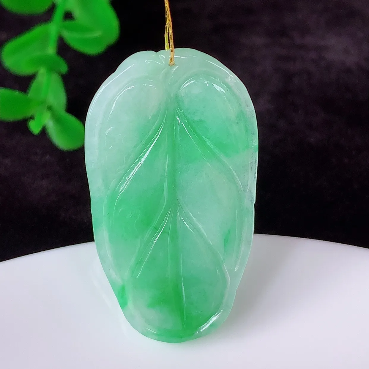 自然光实拍 冰润冰糯种飘阳绿翡翠事业有成叶子吊坠，莹润且起胶，叶子清秀优雅，佩戴大业有成！#35.26