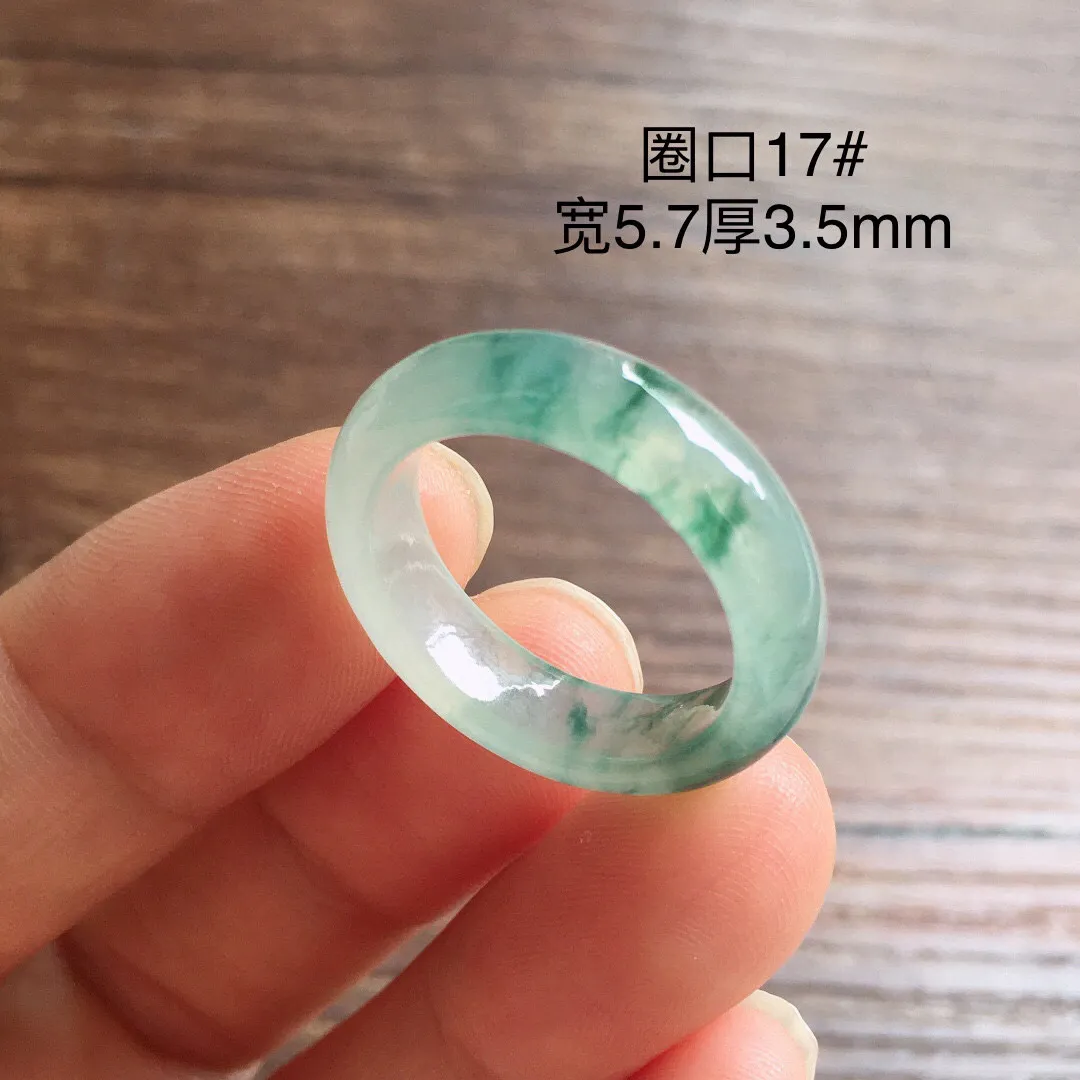 冰飘花戒圈，指环，冰润光泽，玉质细腻，种水足，圈口17 整体尺寸5.7*3.5