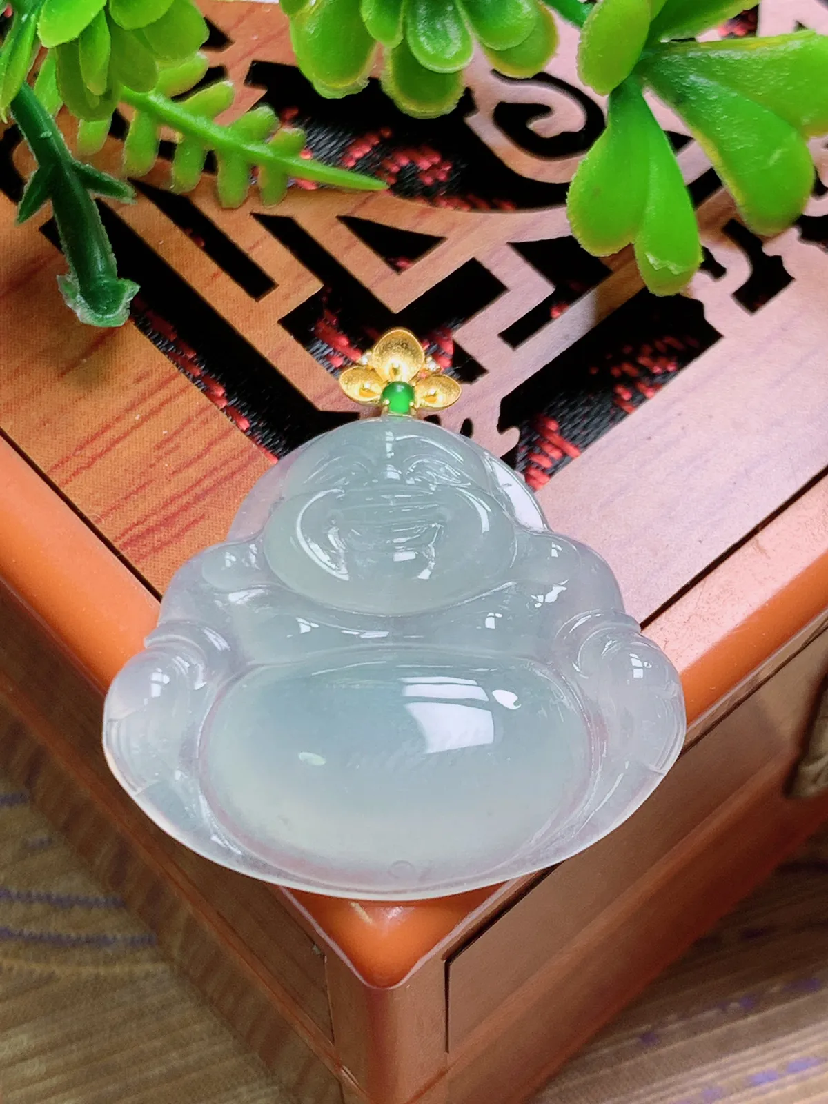 精品推荐，缅甸天然A货翡翠，18K金扣镶嵌冰种晴绿佛公吊坠，种水好，颜色鲜艳，玉质水润细腻，工艺精湛，佩戴效果更佳。