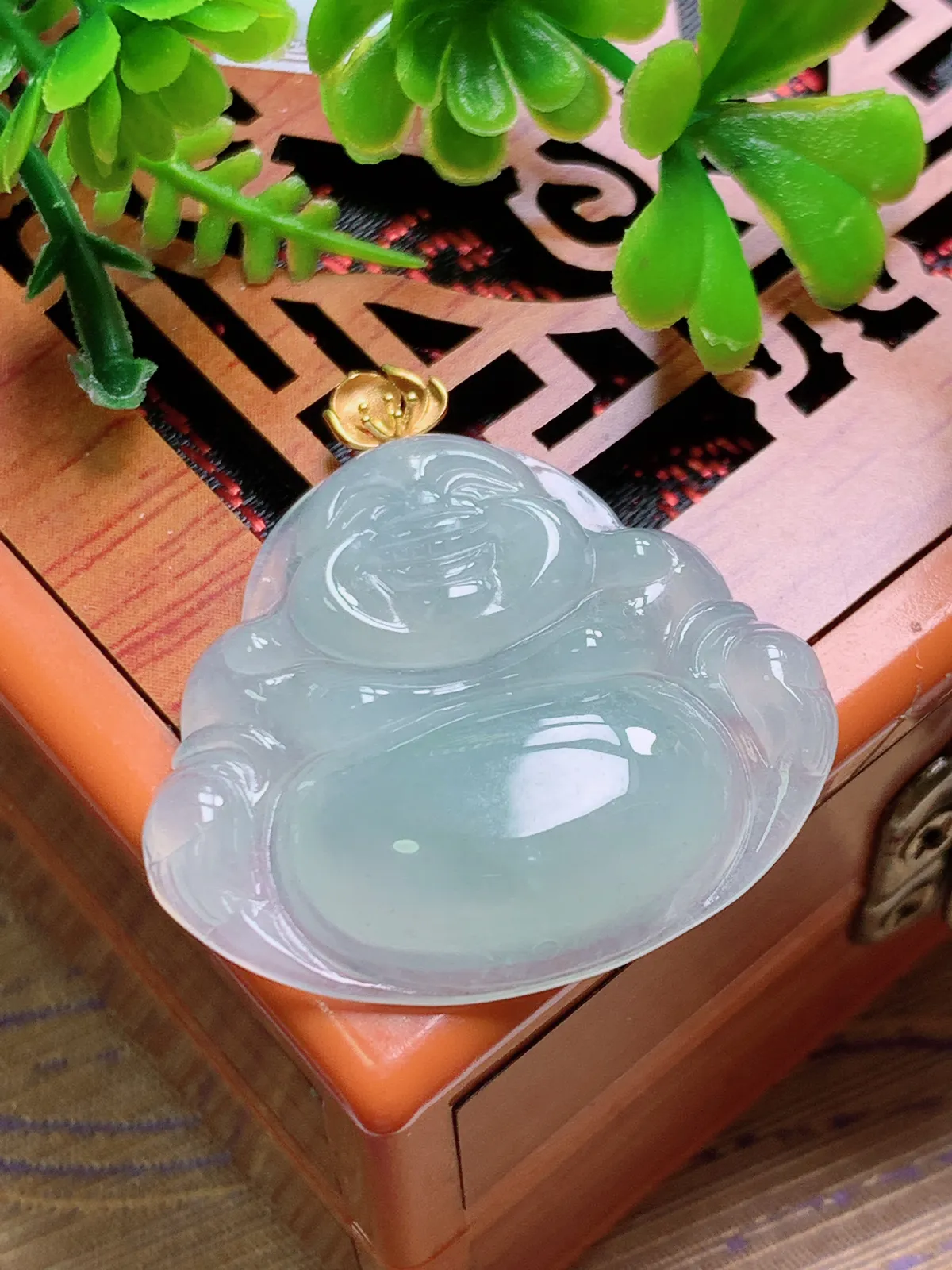 精品推荐，缅甸天然A货翡翠，18K金扣镶嵌冰种晴绿佛公吊坠，种水好，颜色鲜艳，玉质水润细腻，工艺精湛，佩戴效果更佳。